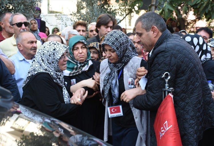 <p>Hakkari'nin Şemdinli ilçesindeki Süngü Tepe üs bölgesinde, kaza sonucu meydana gelen patlamada şehit olan topçu er Yusuf Önder'in (22) cenazesi, memleketi Antalya'nın Alanya ilçesinde toprağa verildi. Anne Sevcan (sağ2) ve baba Sunay Önder (sağda) ayakta durmakta zorlandı.</p>

<p> </p>
