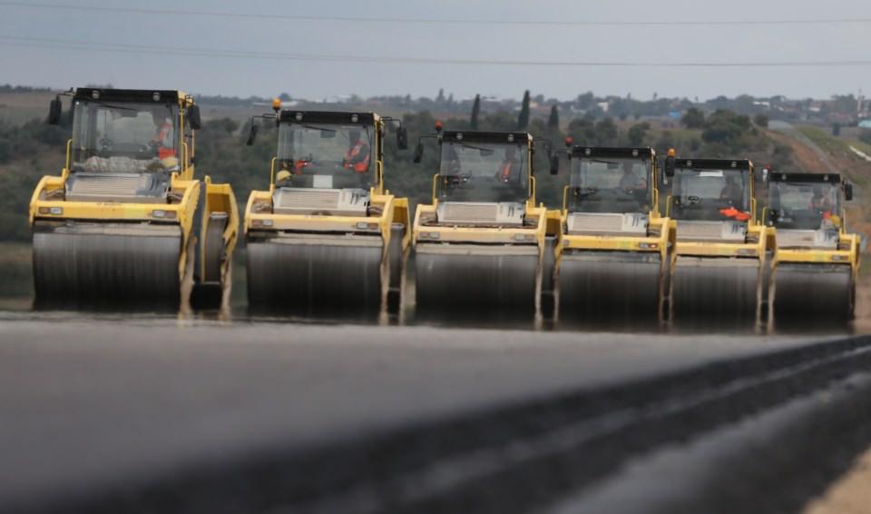 <p>Türkiye'nin çok önemli projesi olduğunu vurgulayan Esgin ise, "Çalışmaların sona geldiğini gördük. İstanbul Bursa arası zaten hizmete açılmıştı. Özellikli proje. Maliyeti 10 milyar doları geçen bir proje. Türk mühendisliğinin geldiği noktayı ortaya koyuyor. Burada önemli başarı ve performans var. Çalışma yapılan jeolojik zemin şartlarına göre bazı bölgelerde çalışmalar uzun ve kısa sürebiliyor. 1 yıl içerisinde bitirilip, açılması en büyük arzumuz" açıklamasında bulundu.</p>
<p> </p>