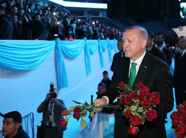 <p>Başkan Recep Tayyip Erdoğan, Sinan Erdem Spor Salonu'nda düzenlenen 2018 Yılı Mevlid-i Nebi Haftası Açılışı'na katılarak vatandaşlara gül dağıttı.</p>

<p>​</p>

<p> </p>
