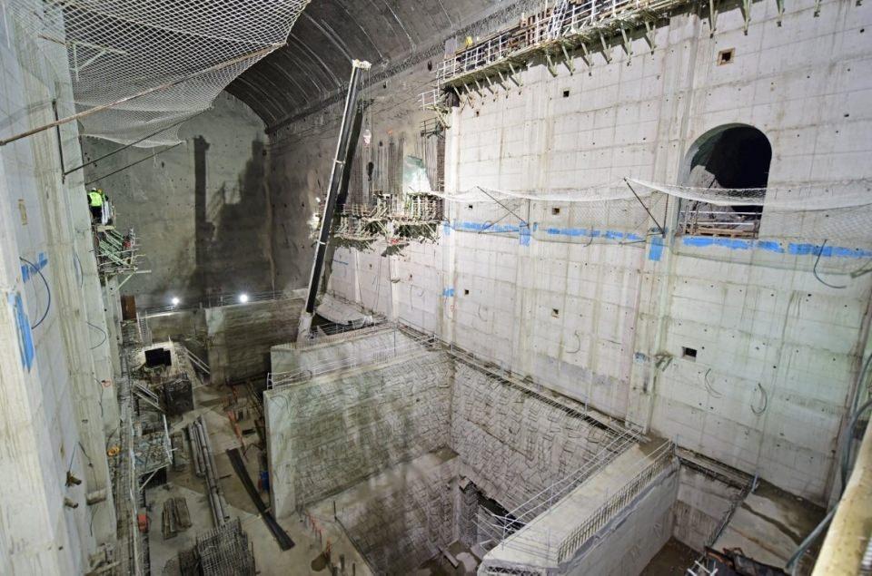 <p>Yusufeli Barajı ve HES inşaatında geçici bağlantı yolları, baraj ulaşım yolları tamamlanırken, bugüne kadar 150 bin m3'ün üzerinde baraj gövde betonu döküldü.</p>
