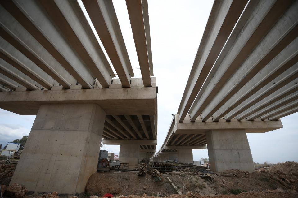 <p><strong>Çalışmalar tüm hızıyla sürüyor</strong><br />
Proje kapsamında 67 milyon 505 bin 893 metrekare alan 2 milyar 353 milyon liraya kamulaştırıldı. Otoyolda bulunan 38 viyadüğün 23'ü, 294 alt geçidin 251'i, 77 üst geçidin 36'sı, 102 köprünün 63'ü, 732 kutu menfezin 640'ı, 3 tünelin tamamı, 22 kavşağın 11'i, 17 servis alanının 6'sı, 6 bakım işletme tesisinin 3'ü tamamlandı.</p>
