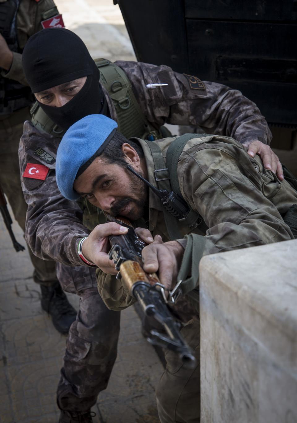 <p><strong>400 yeni kursiyer eğitilecek</strong></p>
<p>Afrin'de yeni oluşturulan ve teşkilatlanma çalışmaları süren yerel polis teşkilatı bünyesinde kurulması planlanan polis okulunda eğitilmek üzere alınacak 400 personel, ilk etapta özel tim eğitimi alacak ve başarılı olanlar Afrin polis özel timinde görevlendirilecek.</p>