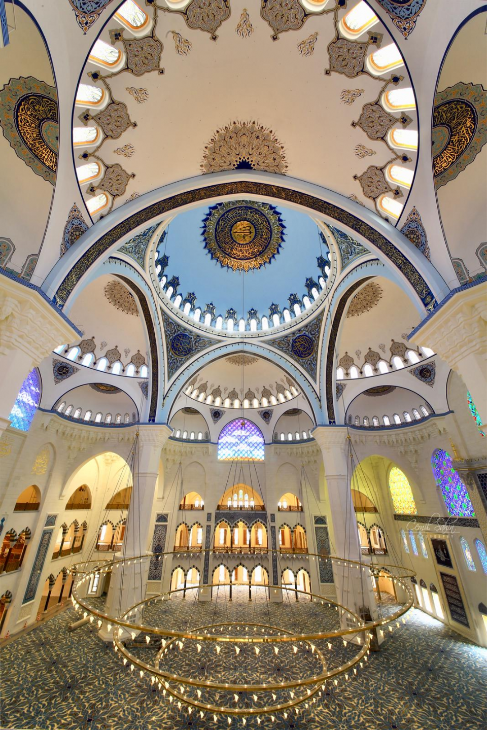<p>Cumhurbaşkanı Recep Tayyip Erdoğan'ın, Başbakanlığı döneminde 6 Ağustos 2013'te temelleri atılan Çamlıca Camii'nde sona gelindi. Yüzde 98'i tamamlanan camide bulunan 7 ton ağırlığındaki ana avize ışıklandırıldı. </p>
