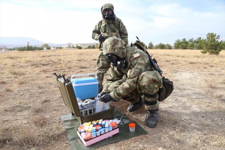 <p>KBRN kirliliğine maruz kalan personel, araç, arazi ve tesislerin temizliğini ise temizleme mangası gerçekleştiriyor. Muharebe sahasında KBRN kirliliğini temizlemek için arıtma sistemleri kullanılıyor. KBRN kirliliğine maruz kalan personel, araç, arazi ve tesislerin temizliğini ise temizleme mangası gerçekleştiriyor. Muharebe sahasında KBRN kirliliğini temizlemek için arıtma sistemleri kullanılıyor. </p>
<p> </p>
