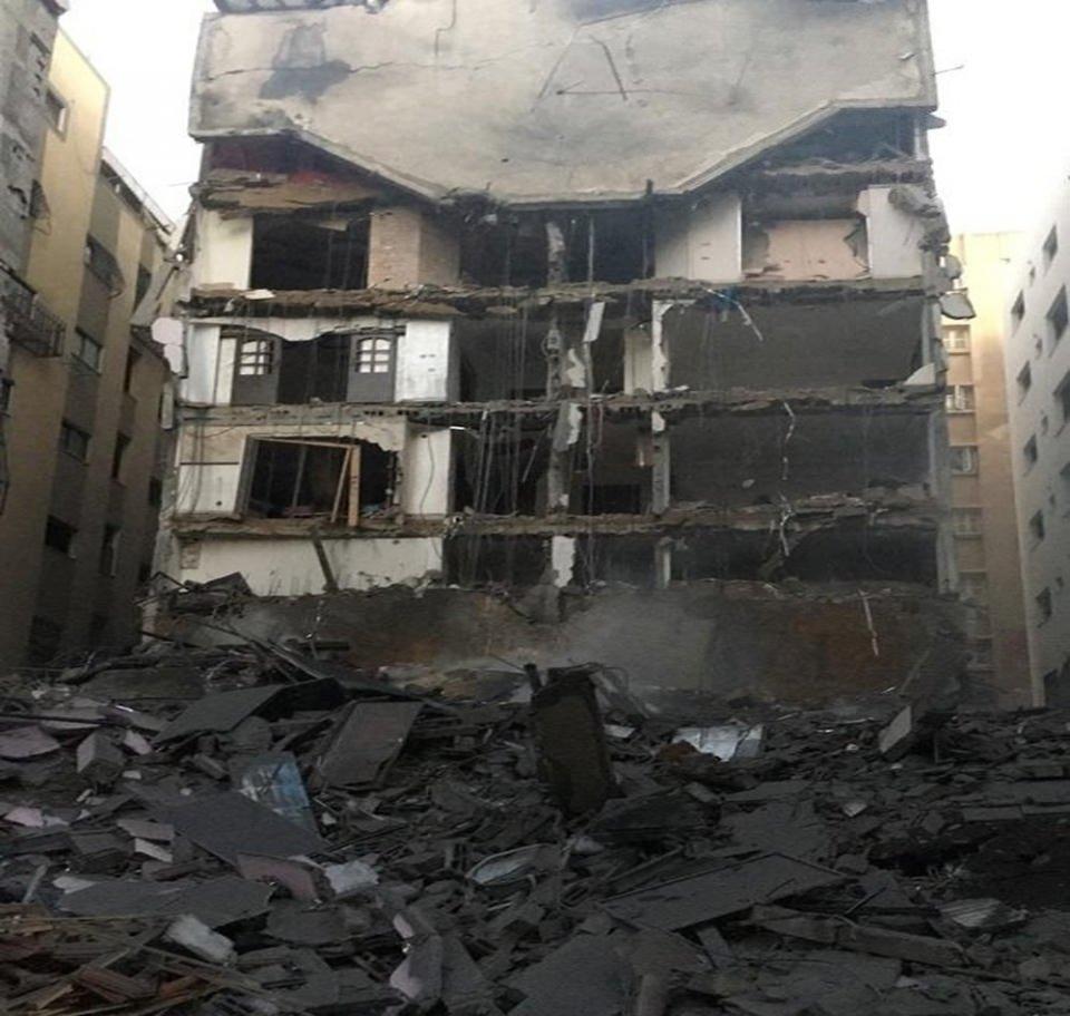 <p>İsrail’e ait savaş uçakları abluka altındaki Gazze’de 7 sivil binayı bombaladı. Saldırı sonucu 6 kişi şehit oldu. </p>
