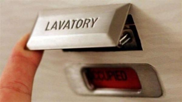 <p>Tuvalet kapısı dışarıdan kolayca açılabilir.Kapıda "Sigara içilmez" veya "Lavabo" işareti altında gizli bir anahtar bulunur. </p>
<p> </p>