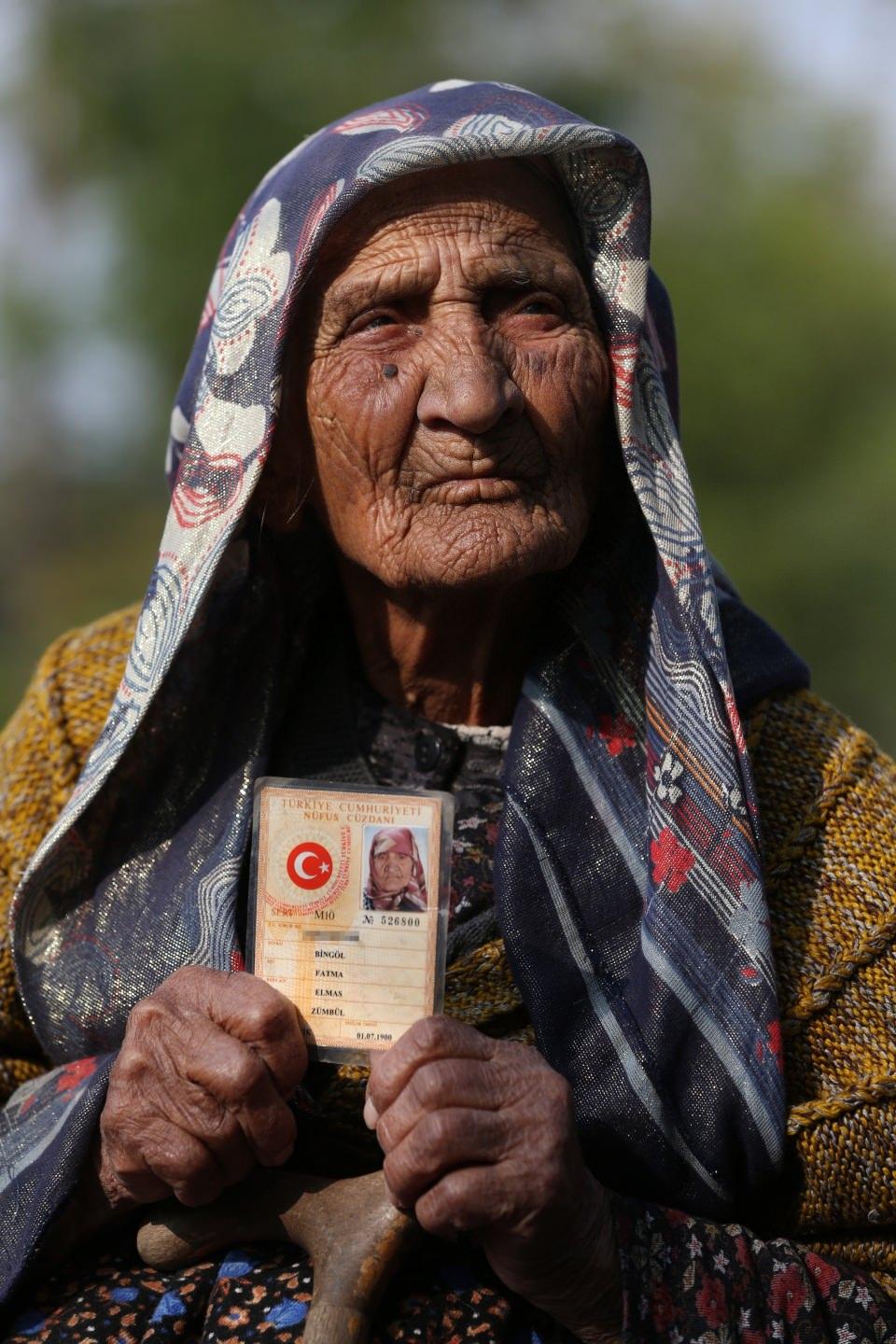 <p>Nerede doğduğu dışında eskiye dair fazla bir şey hatırlayamayan, ikinci asrını yaşayan Bingöl, sorulan soruların birçoğunu yanıtsız bırakıyor.</p>

<p> </p>
