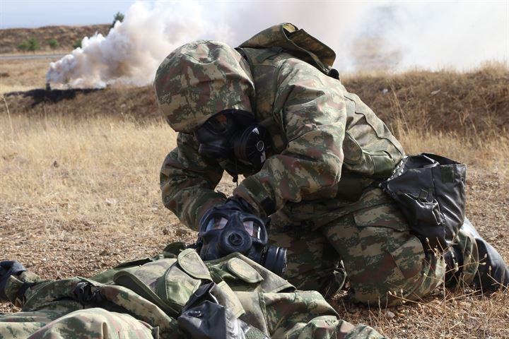 <p>Senaryo gereği siper hattındaki askerlerin yakınına atılan sinir gazı bombasını fark eden personel, gaz uyarısı yaptı. Maskesini takmakta geciken Mehmetçik, alanı hızla terk etmeye çalışsa da başaramadan gazdan etkilendi. </p>
<p> </p>