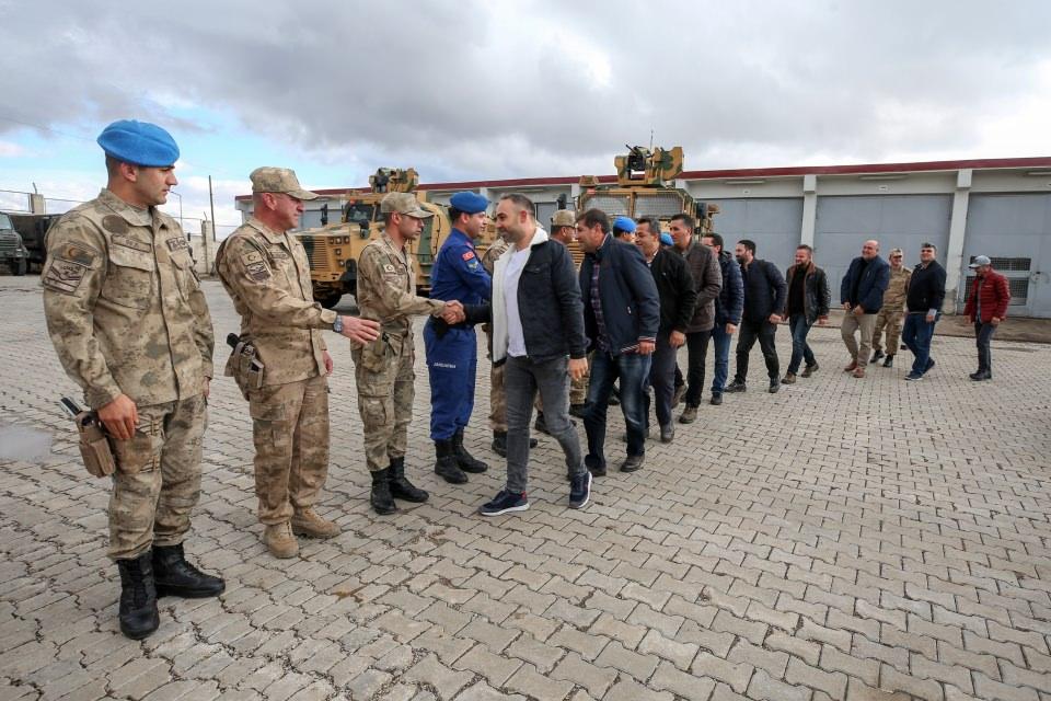 <p>Emekli Albay Şengür de Van İl Jandarma Komutanı Tuğgeneral Yavuz Özfidan'a 20 eski askerin bölgeye yapmayı planladığı ziyareti anlattı. </p>