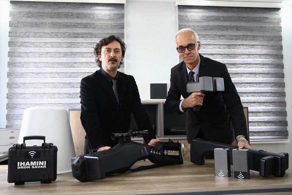 <p>İHA/dronelere karşı mutlaka drone savarlar kullanılmalı. Buna en son örneği, 10 Kasım törenlerinde Şırnak Valiliğine terör amaçlı düzenlenen saldırıyı gösterebiliriz." dedi. </p>