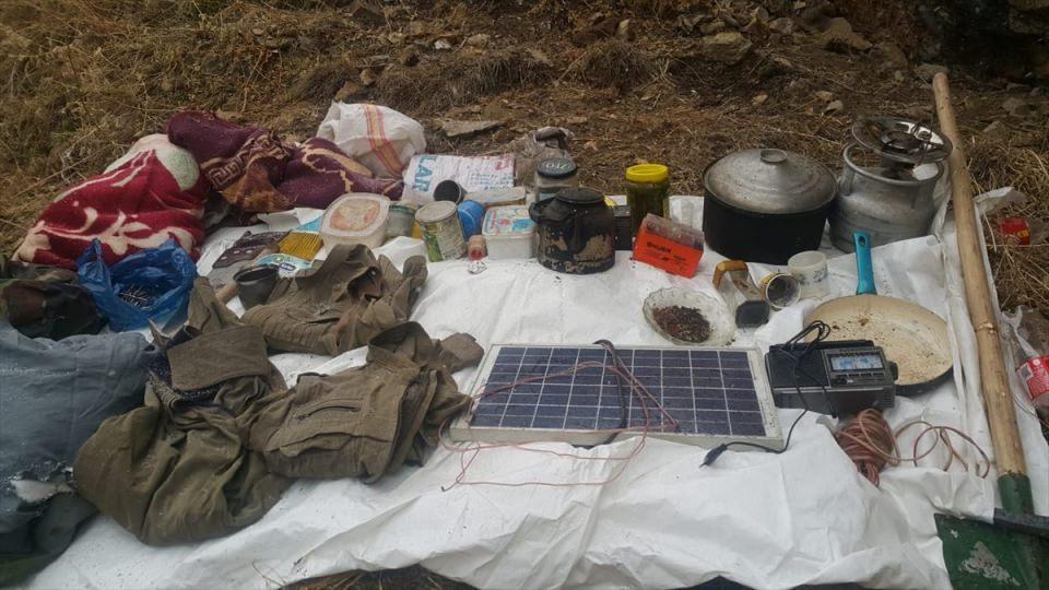 <p>Operasyonda teröristlerce kullanıldığı tespit edilen 2 barınakta 11 tüp, güneş paneli, ikişer akü, uyku tulumu, takım terörist kıyafeti ve battaniye, 50 metre kablo ile çok miktarda yaşam malzemesi ele geçirildi.</p>
<p> </p>