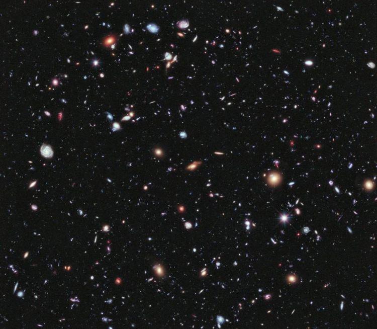 <p>Hubble teleskopu ile görüntülenen galaksiler</p>

<p> </p>
