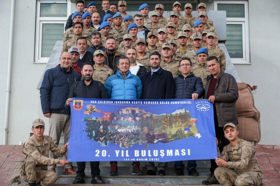 <p>Tuğgeneral Özfidan'a kendilerine sağlanan fırsattan dolayı teşekkür eden eski komandolara, Van'ın tarihi ve turistik mekanları gezdirilerek, Van kahvaltısı ikram edildi. </p>