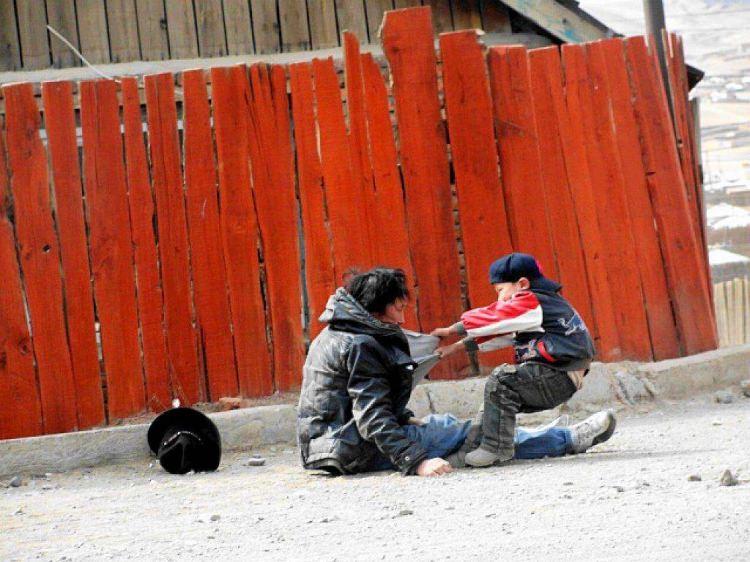 <p>Alkolik babasını yerden kaldırmaya çalışan küçük çocuk</p>

<p> </p>
