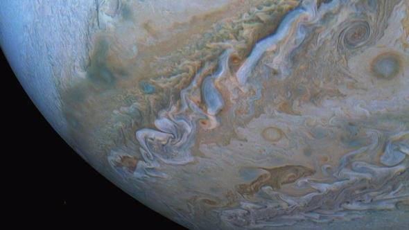 <p>Jüpiter'in esrarı hala çözülebilmiş değil ve bizden çok uzakta. Ancak yayınlanan bu görüntü gerçekten inanılmaz! Onu görebildiniz mi?</p>

<p> </p>
