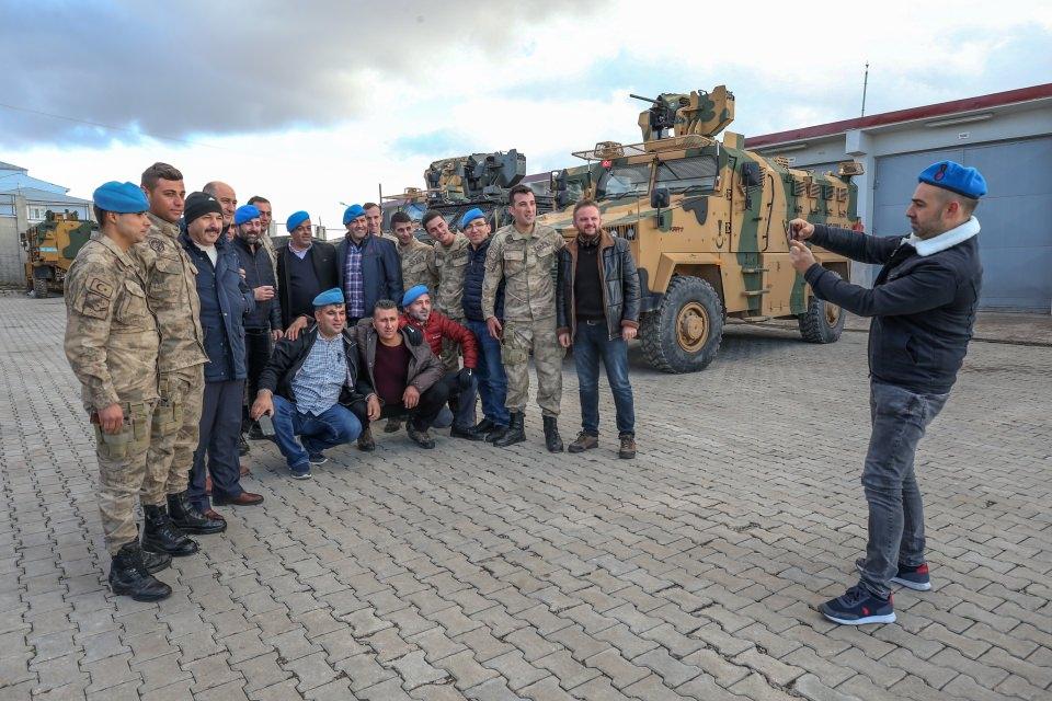 <p>20 yıl önce nöbet tuttukları bölgelerde temsili gözetleme yapan eski komandolar, "Komando marşı" okudu, içtimaya katıldı. - "Bizi kimse yıkamaz" Askerleriyle yıllar sonra buluşmanın mutluluğunu yaşayan Emekli Albay Şengür, AA muhabirine yaptığı açıklamada, Türk Silahlı Kuvvetlerinde birçok yerde görev yaptığını ve askerliği bir gönül işi olarak gördüğünü söyledi. </p>