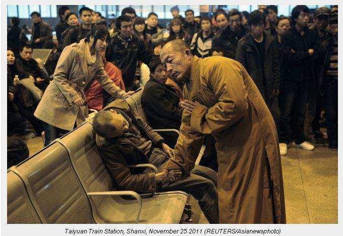 <p>Tren beklerken aniden ölen adam için dua okuyan rahip, Shanxi Taiyuan Tren İstasyonu, Çin</p>

<p> </p>
