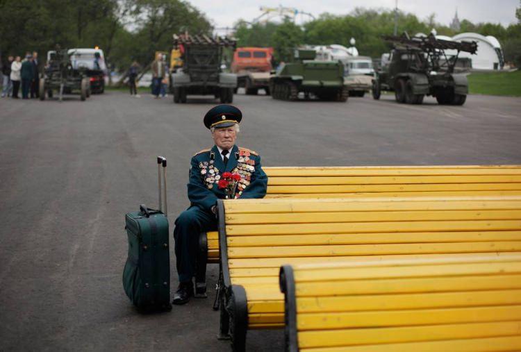<p>İkinci Dünya Savaşı gazisi Belarus'lu Konstantin Pronin, kurtuluş günü etkinliği için "yaşayan son gazi" olarak tören alanında beklerken. 9 Mayıs 2011, Moskova, Rusya</p>

<p> </p>
