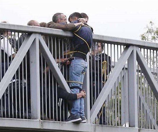 <p>Londra'da intihar için köprüye çıkmış bir adamı kurtarmaya çalışan insanlar...  </p>

<p> </p>
