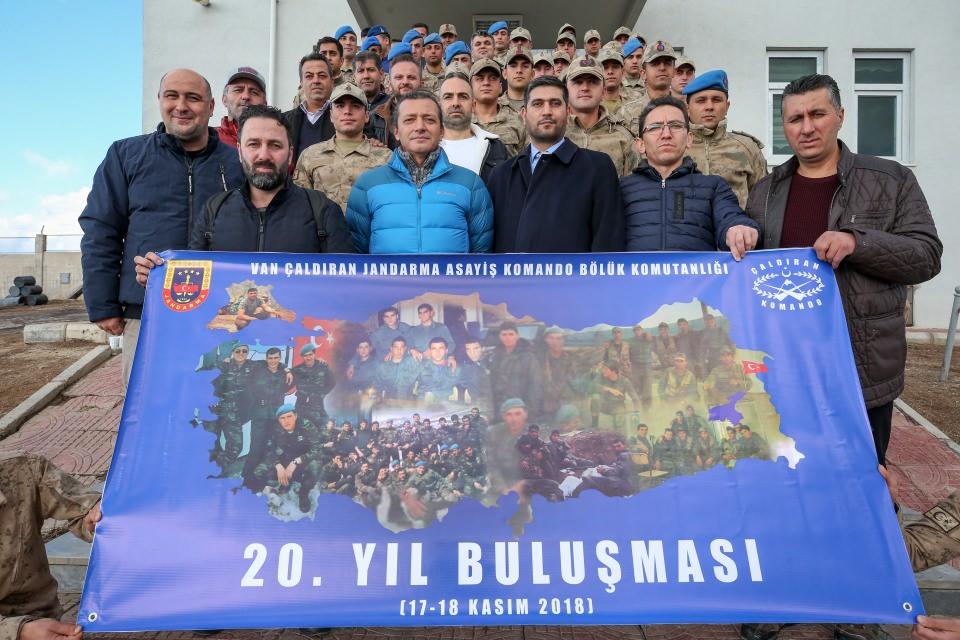 <p> Görev verilirse bu bize şeref, gurur verir. Ne mutlu Türk'üm diyene." şeklinde konuştu. İl Jandarma Komutanı Tuğgeneral Özfidan, Çaldıran'daki anlamlı buluşmanın ardından makamında ağırladığı eski komandolara ziyaretin anısına plaket verdi. </p>