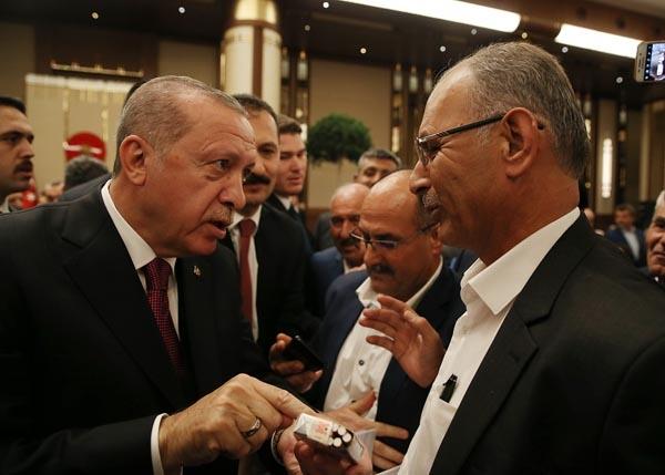 <p>Cumhurbaşkanı Erdoğan, toplantıya katılan bir muhtarın sigara paketini alarak, sigarayı bırakmasını istedi.</p>
