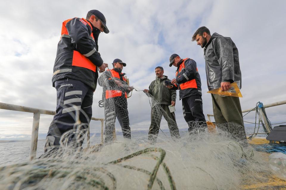 <p>Mevzuata uygun olmayan 5 bin 200 ağ ele geçiren tim, kaçak avcılara da bir yılda 115 bin 621 lira para cezası kesti.</p>
<p> </p>