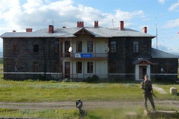 <p>Kars'taki Selim Tren İstasyonu'nu havadan gösteren bir kare sosyal medyada büyük ilgi çekti. </p>