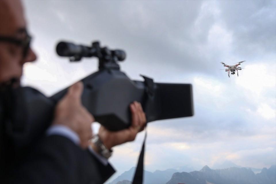 <p>Drone savarın insan ve çevreye zarar vermediğini belirten Erçelik, sessiz ve hızlı sonuç vermesi nedeniyle drone savarın, drone ile mücadelede etkin bir çözüm sunduğunu vurguladı. </p>