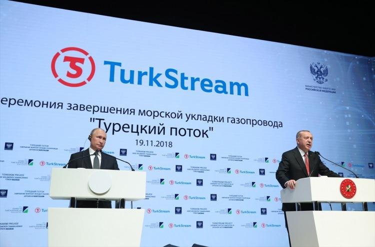 <p>Türkiye Cumhurbaşkanı Recep Tayyip Erdoğan (sağda) ve Rusya Devlet Başkanı Vladimir Putin (solda), İstanbul Kongre Merkezi'nde düzenlenen "TürkAkım Projesi Deniz Bölümünün Tamamlanması Töreni"ne katıldı. Cumhurbaşkanı Erdoğan, programda konuşma yaptı.</p>

<p> </p>
