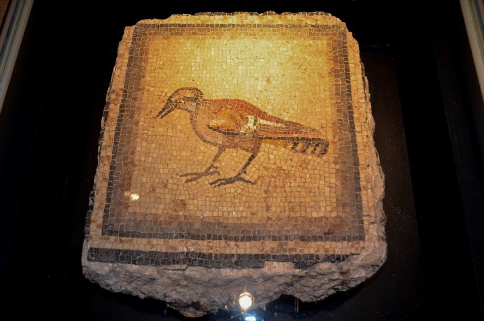 <p>Zeugma Mozaik Müzesi'nde sergilenecek eserler, "Çingene Kızı"nın yakınlarında oluşturulmaya başlanan geçici alanda görülebilecek. Daha sonra ise parçalar kalıcı yerlerine yerleştirilecek.</p>
<p> </p>