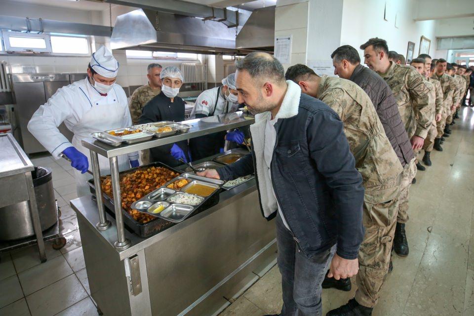 <p>Silah arkadaşlarıyla bağlarının hiç kopmadığını anlatan Şengür, "Burada görev yapan vatan evlatlarıyla tekrar bir araya gelme fırsatı bulduk. Bu bizim için çok güzel bir şey. Türk milleti büyük bir millet. Vatanımızı, milletimizi, bayrağımızı sevdiğimiz ve Atatürk ilke ve inkılaplarından vazgeçmediğimiz sürece bizi kimse yıkamaz." dedi. </p>