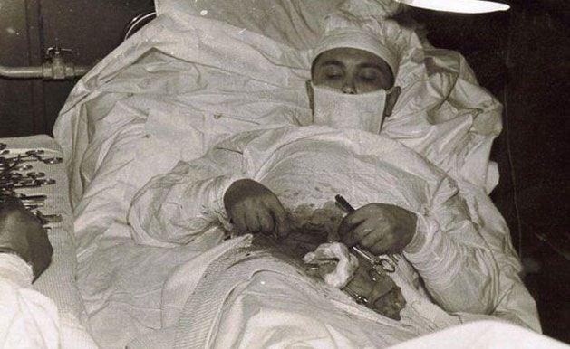 <p>Ancak Rogozov 29 Nisan 1961'de günlüğüne şöyle yazdı: "Sanırım apandisit iltihabım var. Ama bu konuda sessizliğimi sürdürüyor hatta gülümsüyorum, neden arkadaşlarımı korkutayım ki? Kimin yardımı olabilir?" Ancak kısa süre sonra güçsüzleşti ve durumu ciddileşmeye başladı. Karnının üst kısmında keskin ağrı hissediyordu. </p>

<p> </p>
