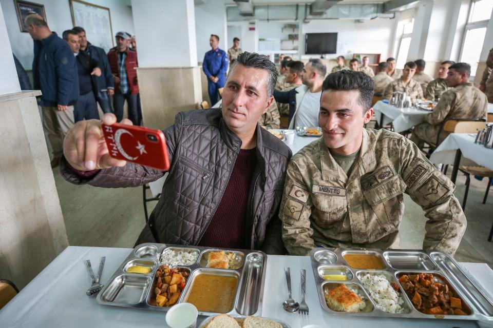 <p>"Her zaman göreve hazırım" Kayseri'den gelen Mustafa Eray da 20 yıl önce Tendürek'te vatan için yaptıkları mücadelenin halen kararlılıkla devam ettiğini gördüğü için mutlu olduğunu dile getirdi. Askeri üniformayı tekrar giymenin gururunu yaşadığını aktaran Eray, "Buraya gelirken annem, 'Nereye gidiyorsun' diye sorunca ben de 'Çaldıran'a' dedim. </p>
