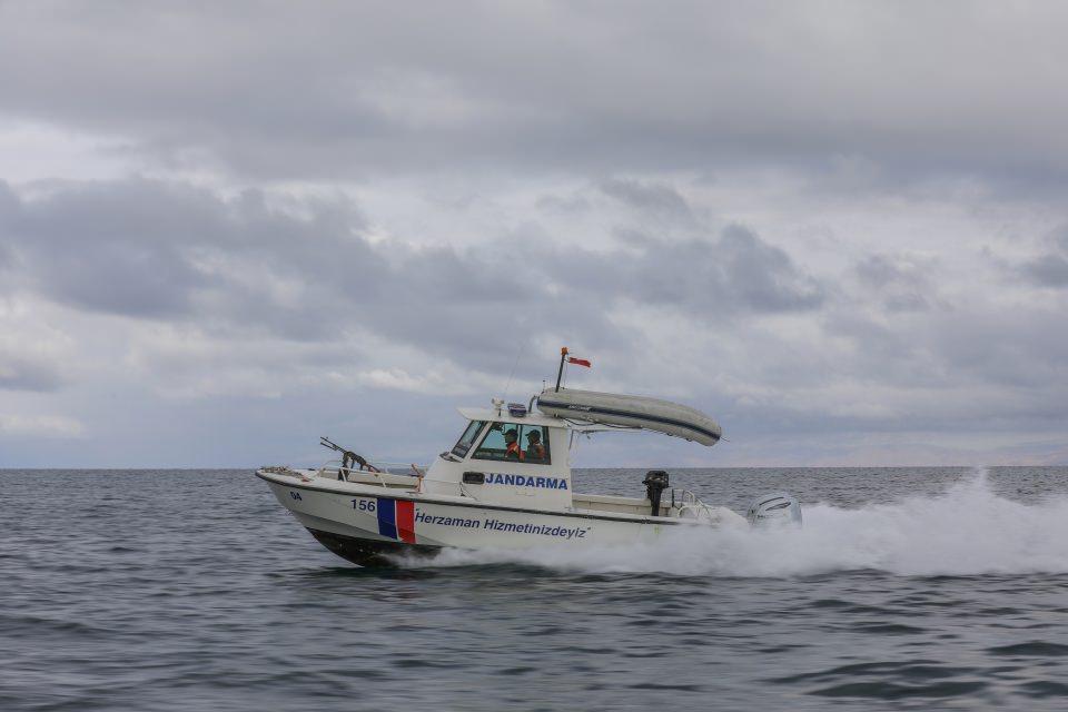 <p>Tim Komutanı Jandarma Astsubay Kıdemli Çavuş Serkan Köker, AA muhabirine, Van Gölü ve kıyısında faaliyet gerçekleştirdiklerini anlattı.</p>
<p> </p>