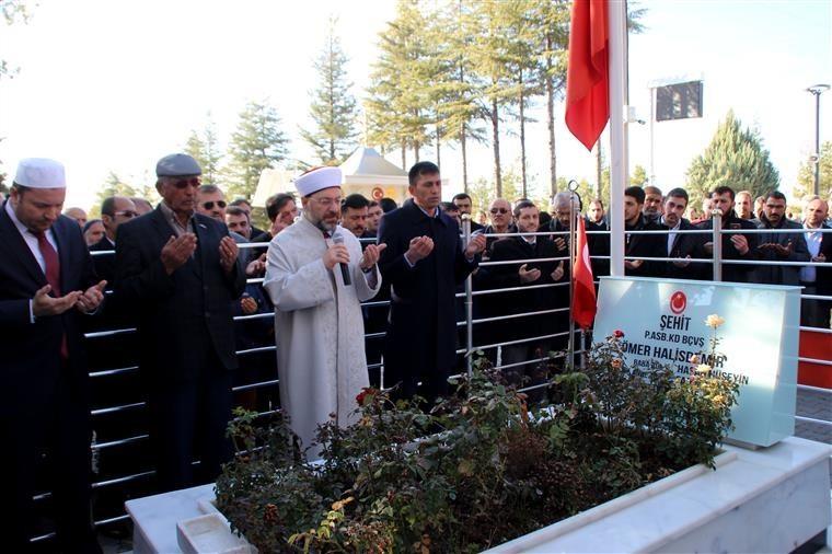 <p>Diyanet İşleri Başkanı Prof. Dr. Ali Erbaş, şehit Ömer Halisdemir’in mezarı başında dua etti...</p>

<p>10 Ara 2017</p>

<p> </p>
