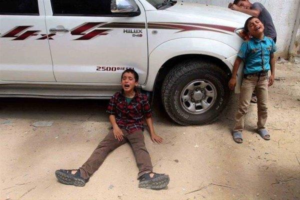 <p>Hamas mevzilerini vurduğunu iddia eden İsrail, attığı füzelerde 16 kadın, 33 çocuğun hayatını kaybetti. Filistinli ailelerin evlerine yapılan bombalı saldırılarda ise birçok Filistinli yakınını kaybetti. En çok etkilenenler ise yine çocuklar oldu. Anne babasını kaybeden Gazzeli çocuklar acı manzarayı gözyaşları içinde izlemekten başka bir şey yapamadı. </p>
<p> </p>