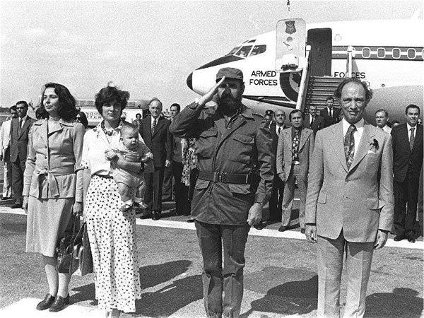 <p>Teyit'in haberine göre fotoğraftaki bebek başbakan Justin Trudeau’nun küçük kardeşi Michel Trudeau. </p>
<p> </p>