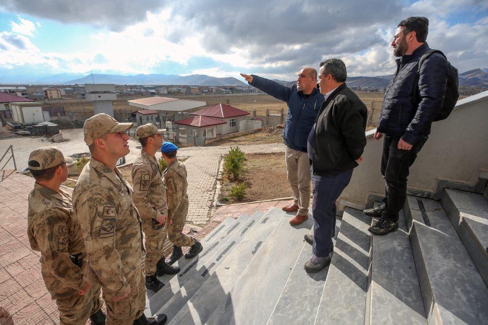 <p>Yıllar sonra aynı topraklarda buluşan ve duygusal anlar yaşayan silah arkadaşları, terörle başarılı bir şekilde mücadele eden Mehmetçik'e moral verdi. </p>