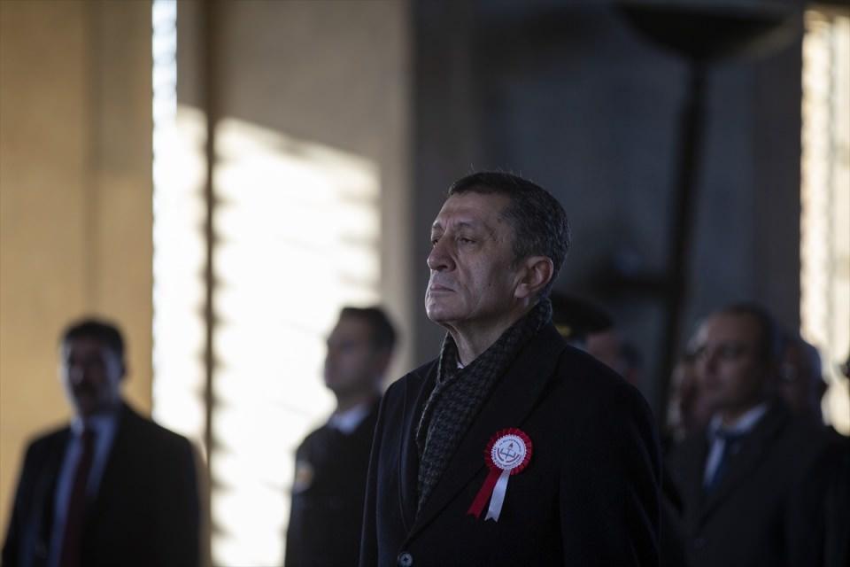 <p>Bu vesileyle ülkemizin 81 il vilayetinde, şehir merkezlerinden en ücra köylere kadar her karışında vazifelerini hakkıyla ifa eden öğretmenlerimiz, mesleklerini fedakarlıkla yerine getirmiş olmalarından dolayı en içten duygularımla tebrik ediyor, tüm öğretmenlerimizi ve Milli Eğitim ailemizin 24 Kasım Öğretmenler Günü'nü kutluyorum. Emekli öğretmenlerimize sağlıklı ve huzurlu günler diliyor, ebediyete irtihal etmiş başta şahsınız olmak üzere tüm öğretmenlerimiz ile şehit öğretmenlerimizi de rahmetle anıyorum."</p>
<p> </p>