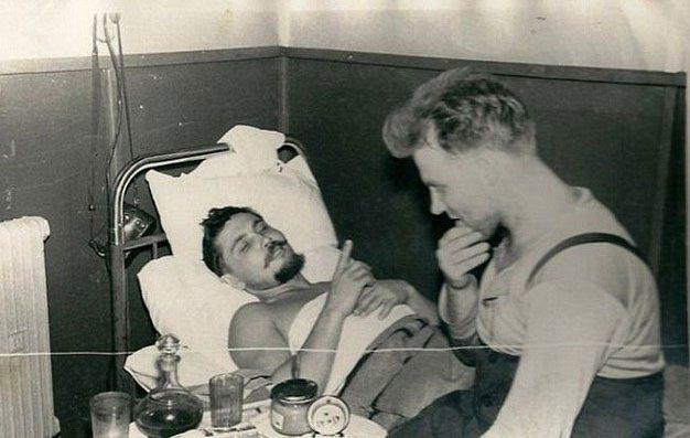<p>Rogozov'un oğlu Vladislav tarafından kaleme alınan bu inanılmaz hikayenin detayları, British Medical Journal'da yayınlandı. Rogozov ve 11 arkadaşı, Schirmacher Oasis 'ta kutup üssü inşaatını tamamladıktan sonra eve dönebilmek için kışın geçmesini bekliyorlardı.</p>

<p> </p>
