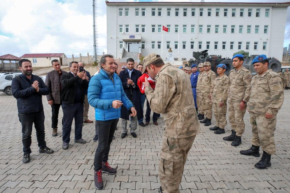 <p>Eski komandolar, Tuğgeneral Özfidan'ın daveti üzerine İstanbul'dan Van'a geldi. Eski komutanları Albay Şengür ile Çaldıran ilçesine hareket eden 20 arkadaşı, İlçe Jandarma Komutanı Binbaşı Mehmet Diki karşıladı. </p>