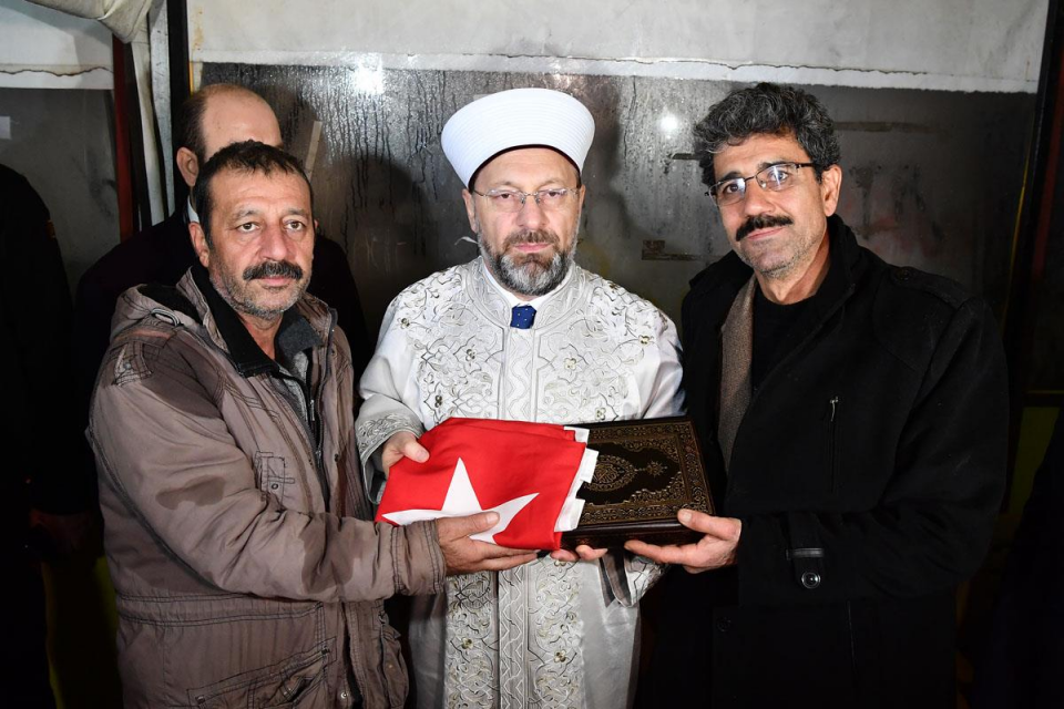 <p>Kilis’te roketli saldırısı sonrasında hasar gören Çalık Camii'nde incelemelerde bulunan Diyanet İşleri Başkanı Prof. Dr. Ali Erbaş, terörün sadece bir milletin, ülkenin değil, insanlığın düşmanı olduğunu vurguladı.</p>

<p> </p>

<p>27 Ocak 2018 </p>
