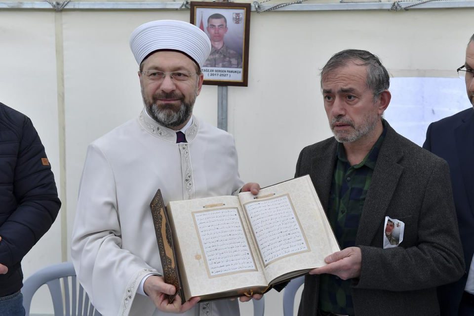 <p>Diyanet İşleri Başkanı Prof. Dr. Ali Erbaş, Afrin’de Zeytindalı Harekatı esnasında şehit olan Sözleşmeli Er Sergen Pamukçu’nun ailesine taziye ziyaretinde bulunarak, şehidin vasiyeti üzerine ailesini hacca götüreceklerini bildirdi.</p>

<p> </p>

<p>16 Şubat 2018</p>
