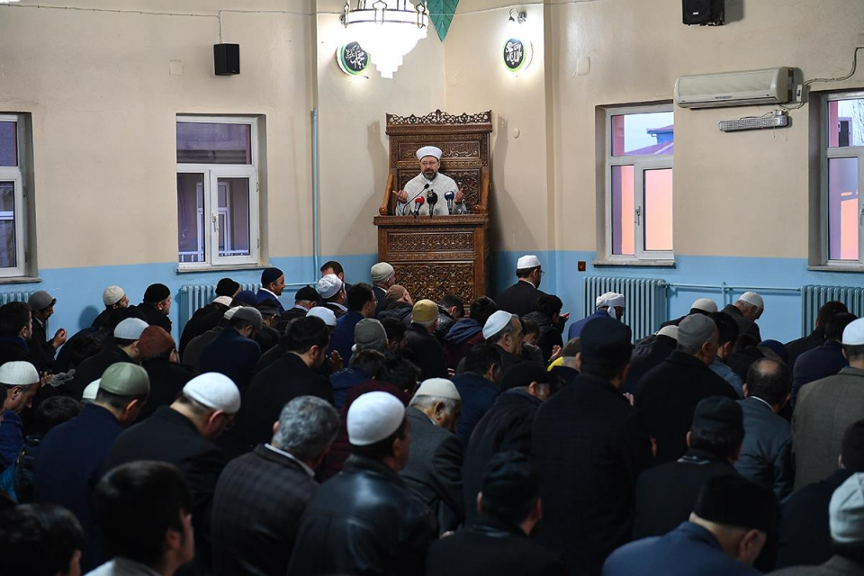 <p>Diyanet İşleri Başkanı Prof. Dr. Ali Erbaş, sabah namazında Hakkari Hacı Sait Camii’nde Zeytin Dalı Harekatı”nın zaferle sonuçlanması için camiyi dolduran Hakkarililerle birlikte Mehmetçiğe dua etti.</p>

<p> </p>

<p>10 Mart 2018</p>
