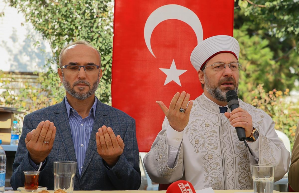 <p>Diyanet İşleri Başkanı Erbaş’tan Şehit Polis Ahmet Alp Taşdemir’in ailesine taziye ziyareti...</p>

<p> </p>

<p>11 Kas 2017</p>
