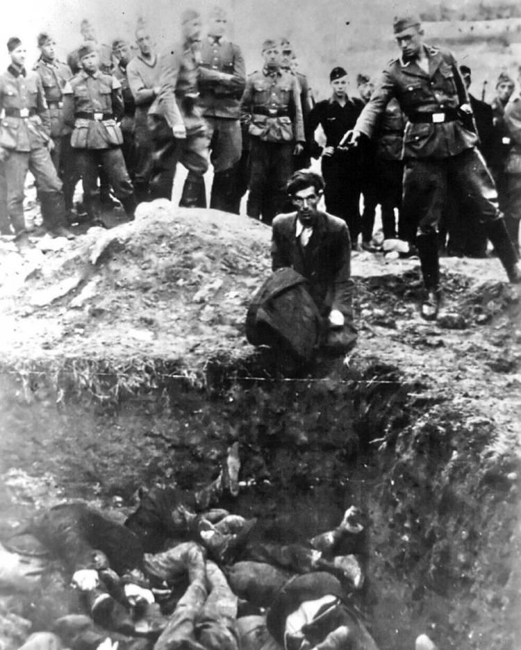 <p>Nazi ölüm timi, Vinnitsa, Ukrayna'daki yahudileri tek tek öldürürken (Toplam 28.000 kişi katledilmiştir), 1941</p>

<p> </p>
