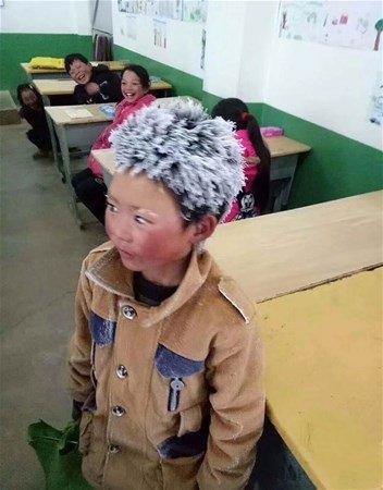 <p>Çin'de 8 yaşındaki küçük çocuk, sıfırın altında havada yaklaşık 1 saat boyunca yürüyerek okula giderken saçları ve kaşları dondu.</p>
<p> </p>