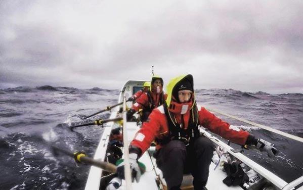 <p>Kürekte 2 Olimpiyat şampiyonluğu bulunan İngiliz kürekçi Alex Gregory, Polar Row takımıyla çıktığı Arktik seferini tamamladıktan sonra paylaştığı ellerinin fotoğrafı gündeme oturdu. İngiliz kürekçi Alex Gregory, İngiltere’de düzenlenen Arctic yarışını tamamladıktan sonra ellerinin fotoğrafını paylaşırken, 965 km süren zorlu parkurda 11 dünya rekoru kırmanın bedeli açıkça görüldü. </p>