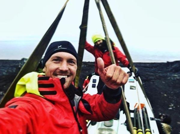 <p>Polar Row takımındaki 5 kişilik mürettabattan biri olan ve iki olimpiyat şampiyonluğu bulunan Gregory, Arctic yarışının son anlarında kürek çekmekten şişen ellerinin fotoğrafını paylaştı.Londra 2012 ve Rio 2016’da İngiltere adına 2 olimpiyat madalyası kazanan Gregory, Polar Row takımıyla katıldığı Arctic seferinde 11 dünya rekoru kırarak büyük bir başarıya imza attı. Yarışa başladıklarında hedefleri 12 dünya rekorunu da kırmak olan ekip, güvenlik sorunları nedeniyle bu amacına ulaşamadı. </p>

<p> </p>
