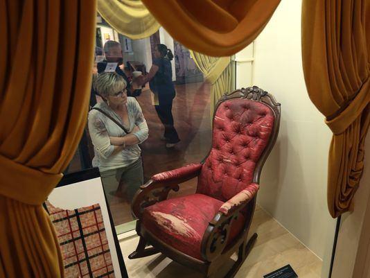 <p>Öldürüldüğü sandalye de ise hala kan izleri var. incoln, Ford's Theatre'da eşi ve iki konukla birlikte Our American Cousin oyununu seyrederken silahla vurulmuştu. </p>
<p> </p>